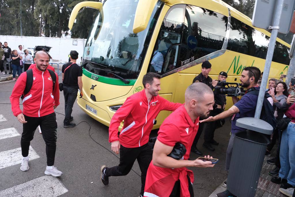 Fotos: Gran ambiente en el Municipal por el histórico Chiclana CF-Villarreal