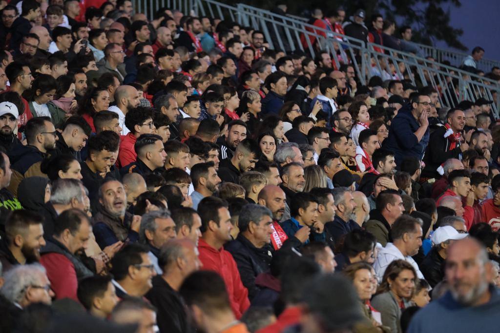 Fotos: Gran ambiente en el Municipal por el histórico Chiclana CF-Villarreal