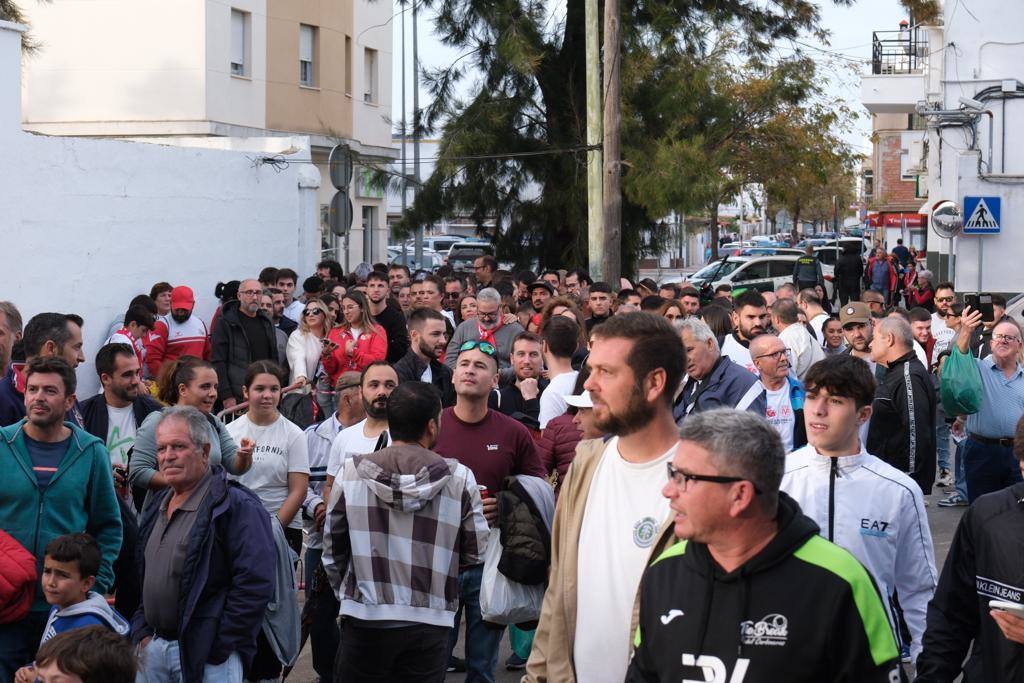 Fotos: Gran ambiente en el Municipal por el histórico Chiclana CF-Villarreal
