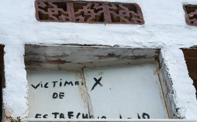 Imagen principal - En el cementerio de Barbate hay enterrados medio centenar de personas que murieron en naufragios de pateras.