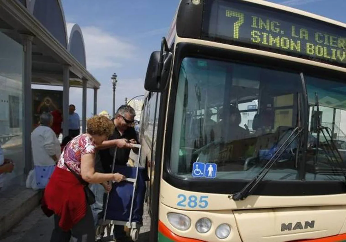 Imagen de archivo de un autobús de Cádiz