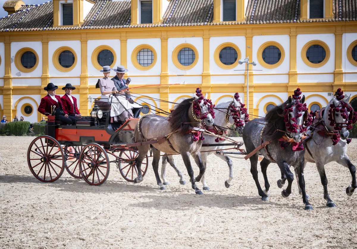 Más de 30 carruajes clásicos han tomado las calles de Jerez.