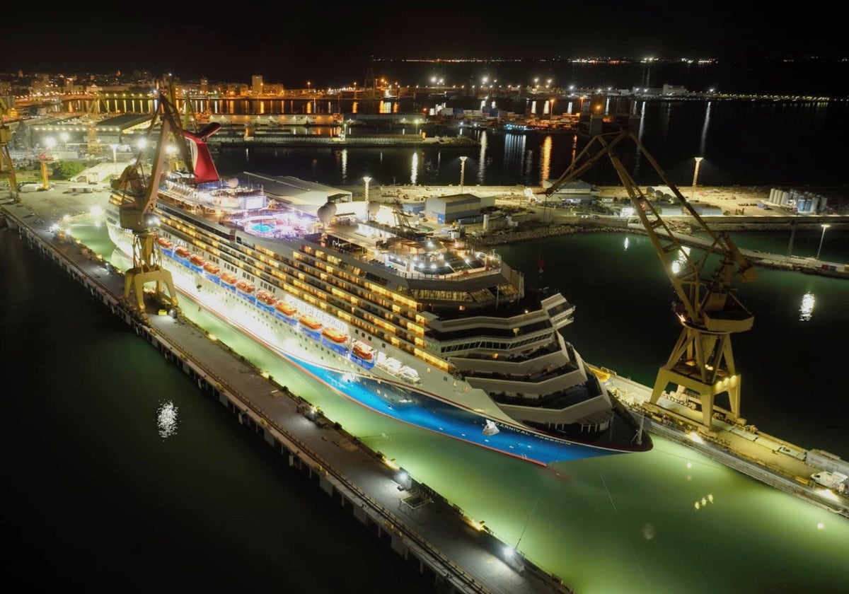 Imagen del Carnival Freedom en el dique de la factoría gaditana