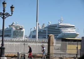 Tres cruceros y 9.000 turistas abarrotan el centro de Cádiz