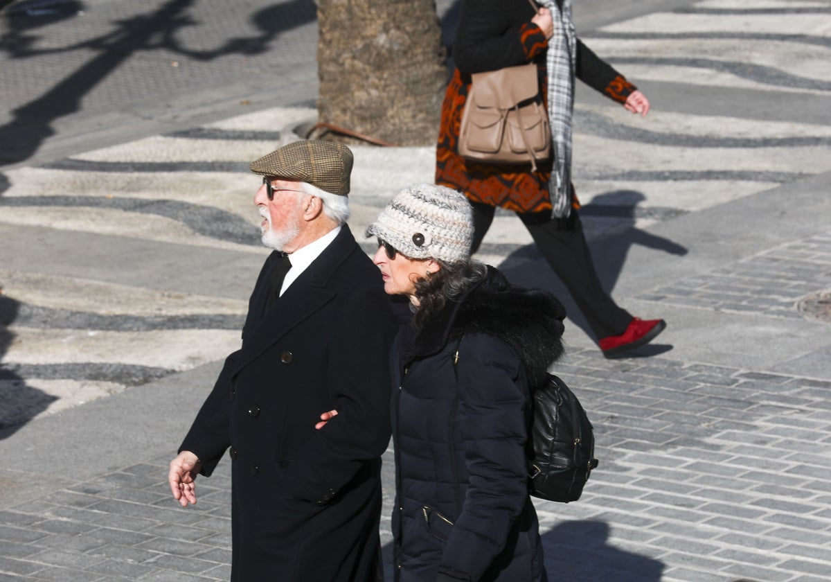 La bajada de temperaturas obliga a los gaditanos a sacar el abrigo