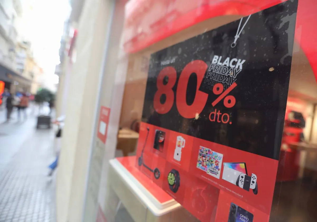 Cartel con descuentos por el Black Friday en una tienda en Cádiz