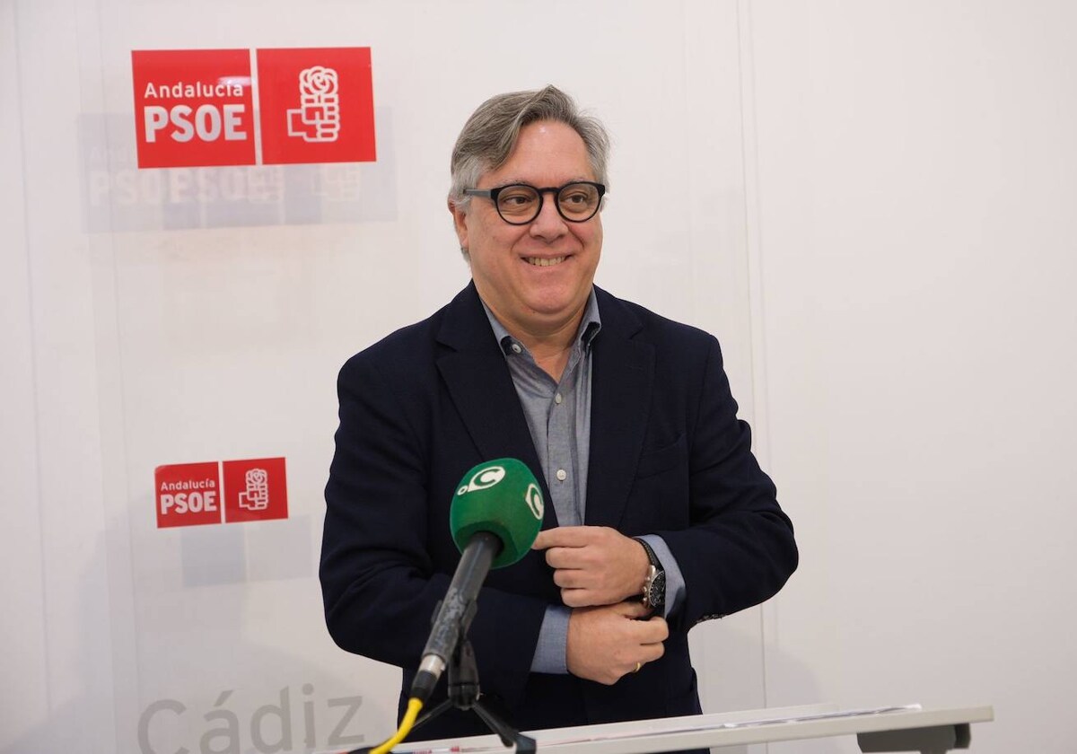 Óscar Torres habla para los medios en la sede del PSOE de Cádiz