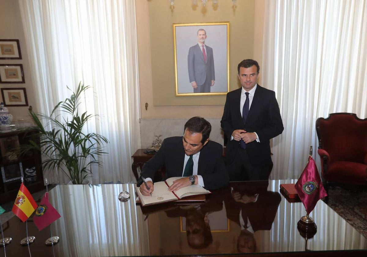 José Antonio Nieto firma el Libro de Honor del Ayuntamiento