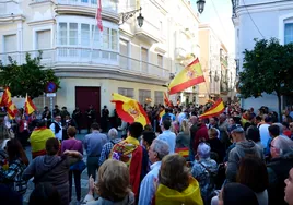 Un millar de personas protestan frente a la sede del PSOE en Cádiz