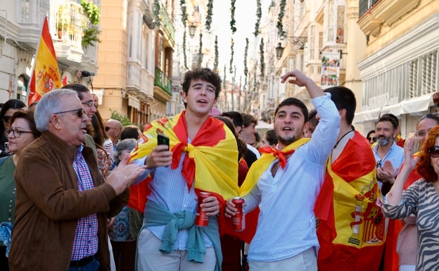 Dos jóvenes impulsan cánticos en la unión de la plaza San Antonio con la calle Ancha.