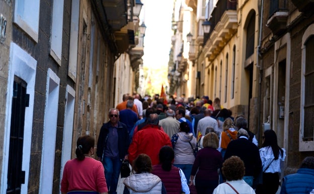 Parte de los manifestantes, en su camino desde la plaza de España a la sede del PSOE.