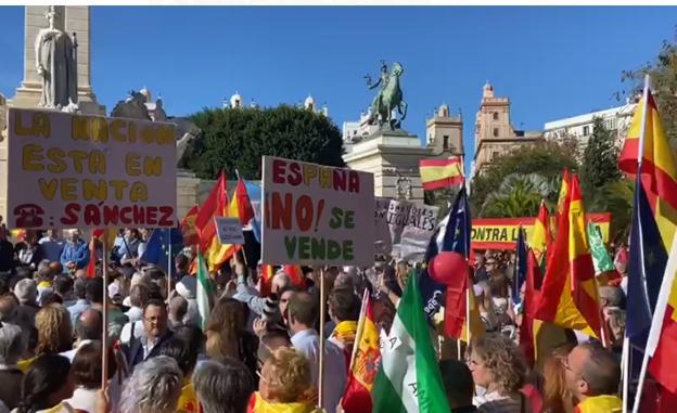 Cerca de 7.000 personas acuden en Cádiz a la concentración contra la amnistía catalana