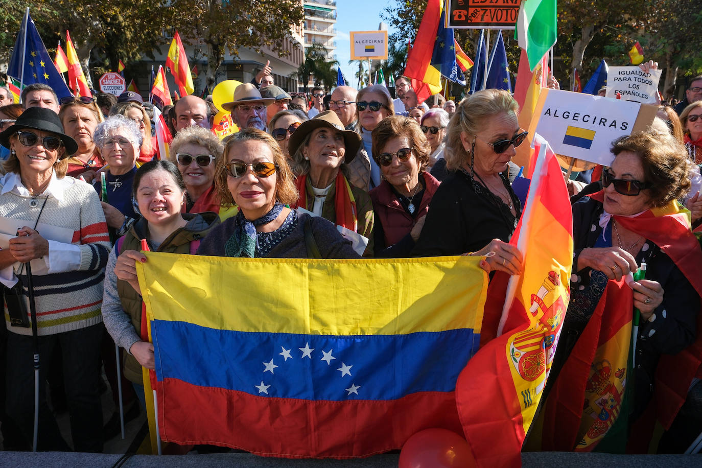 FOTOS: Concentración en el monumento a Las Cortes de 1812 en la plaza de España de Cádiz