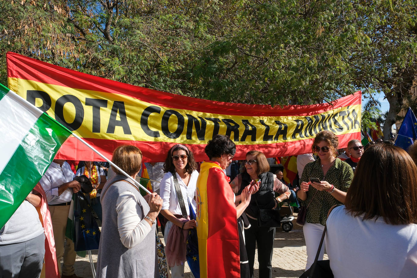 FOTOS: Concentración en el monumento a Las Cortes de 1812 en la plaza de España de Cádiz