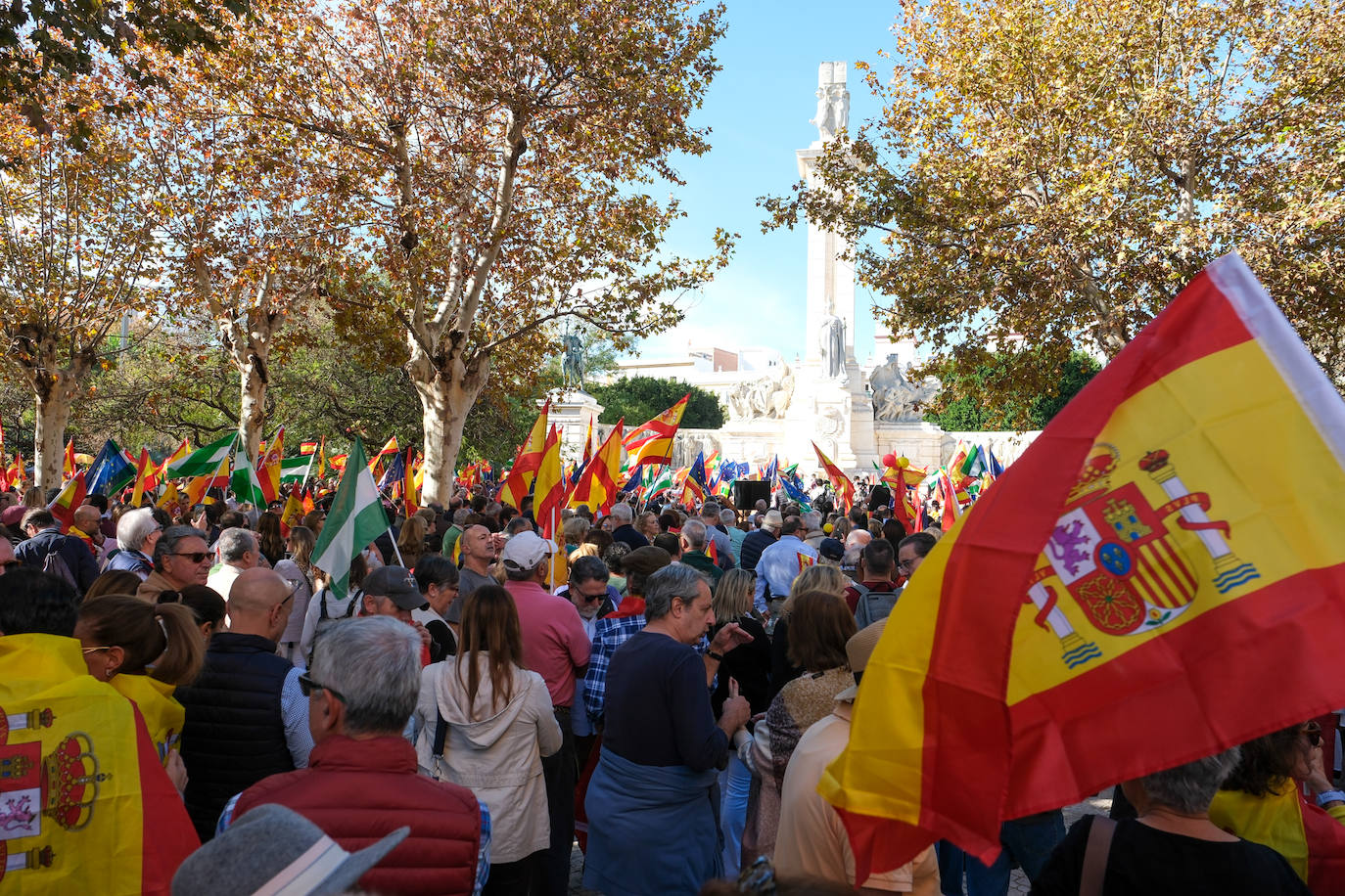 FOTOS: Concentración en el monumento a Las Cortes de 1812 en la plaza de España de Cádiz