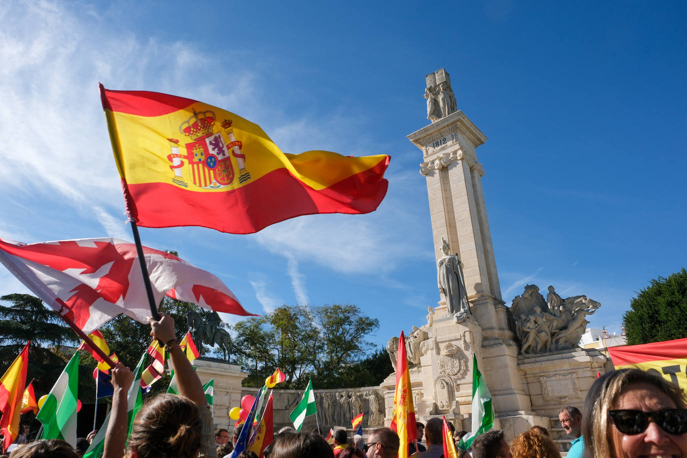 FOTOS: Concentración en el monumento a Las Cortes de 1812 en la plaza de España de Cádiz