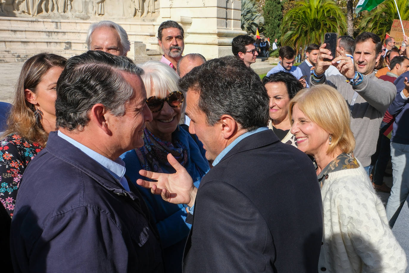 FOTOS: Concentración en el monumento a Las Cortes de 1812 en la plaza de España de Cádiz