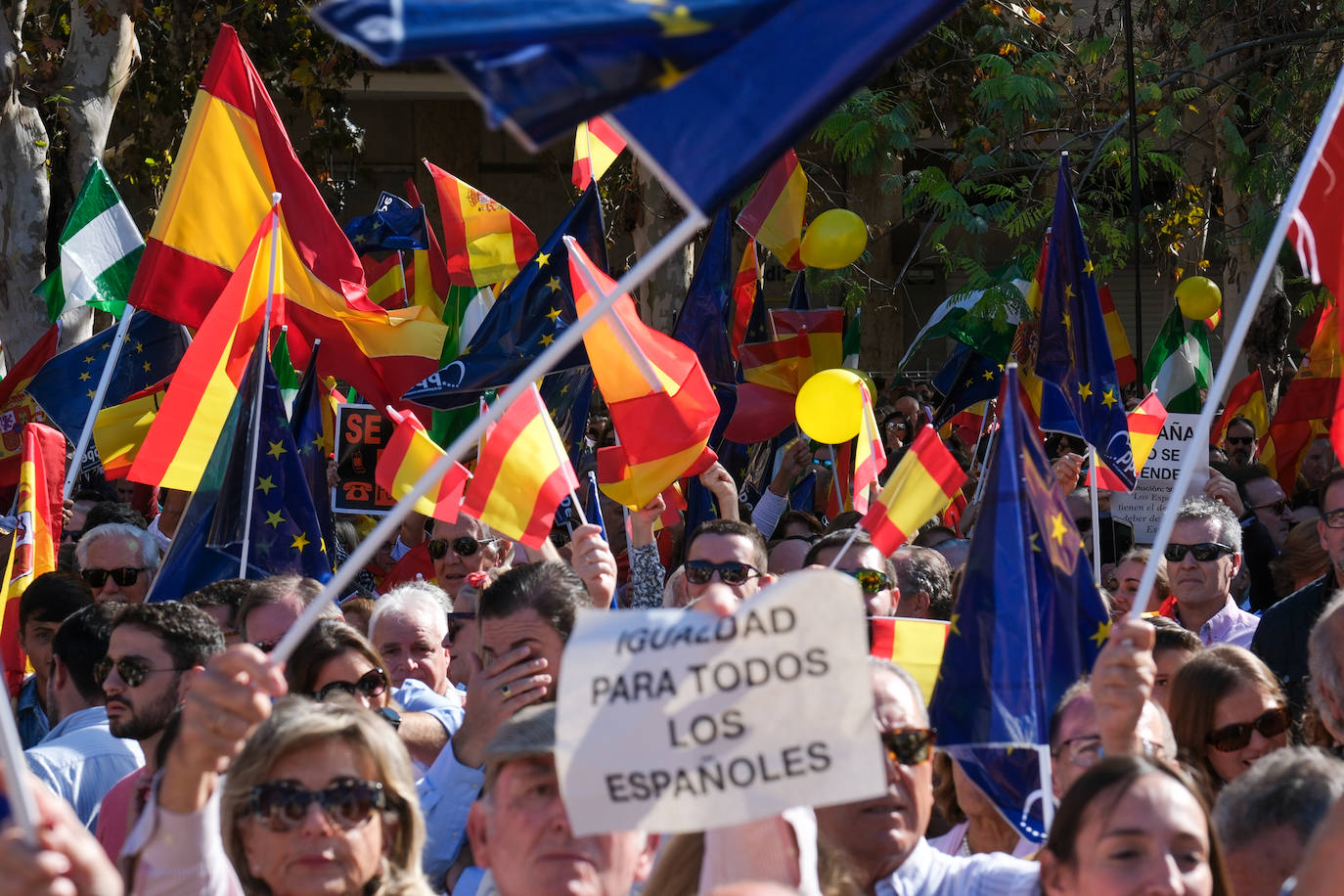 FOTOS: Concentración en el monumento a Las Cortes de 1812 en la plaza de España de Cádiz