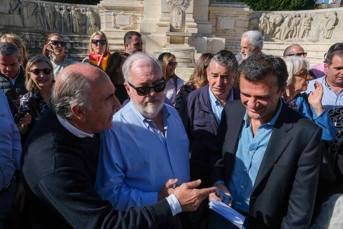 FOTOS: Concentración en el monumento a Las Cortes de 1812 en la plaza de España de Cádiz