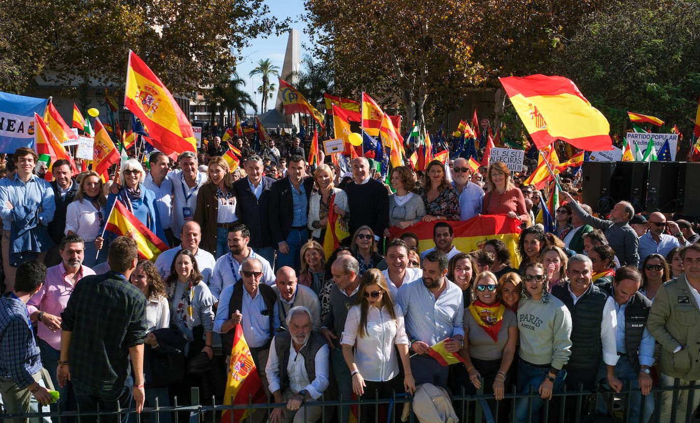 FOTOS: Concentración en el monumento a Las Cortes de 1812 en la plaza de España de Cádiz