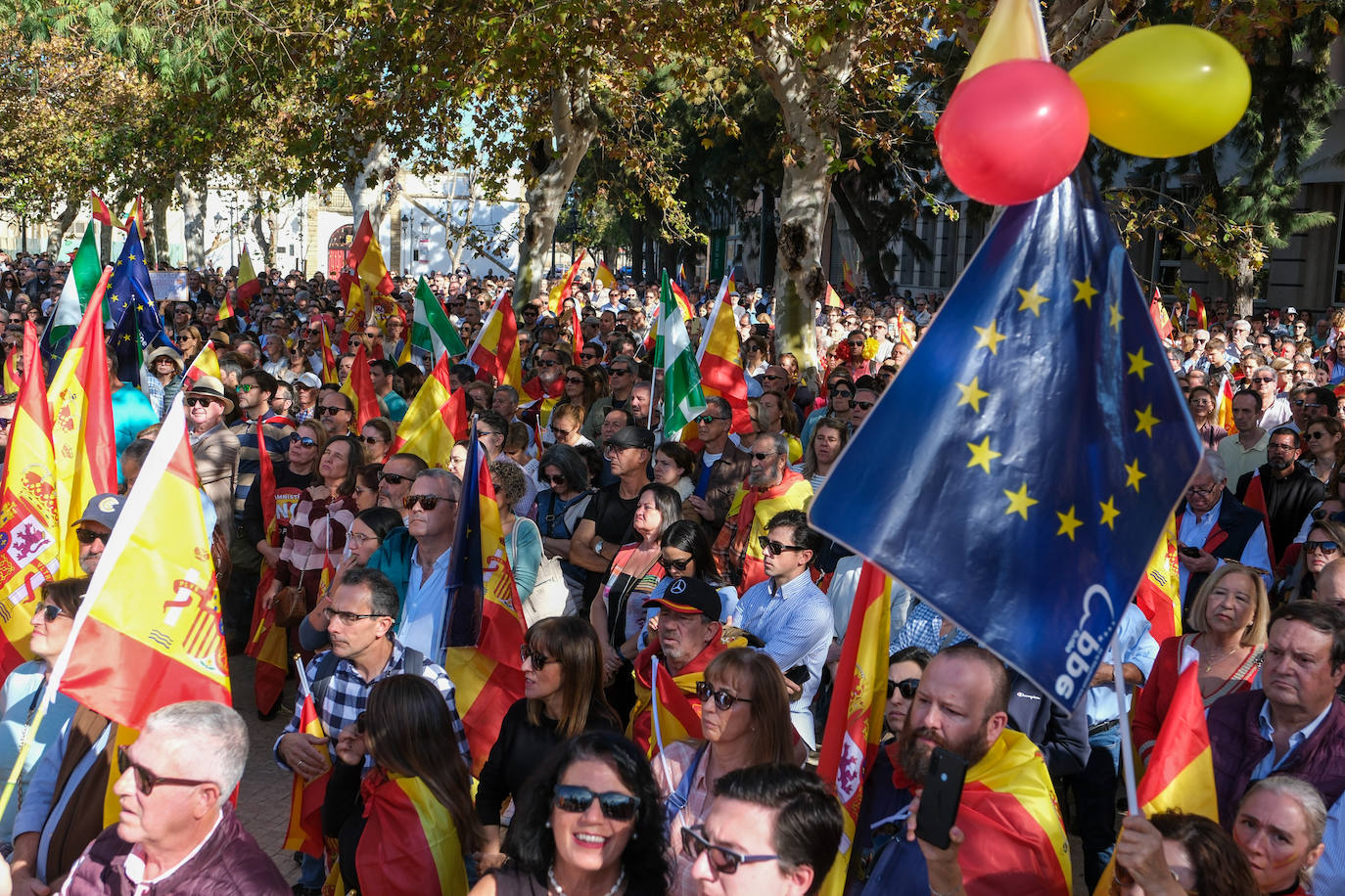 FOTOS: Concentración en el monumento a Las Cortes de 1812 en la plaza de España de Cádiz