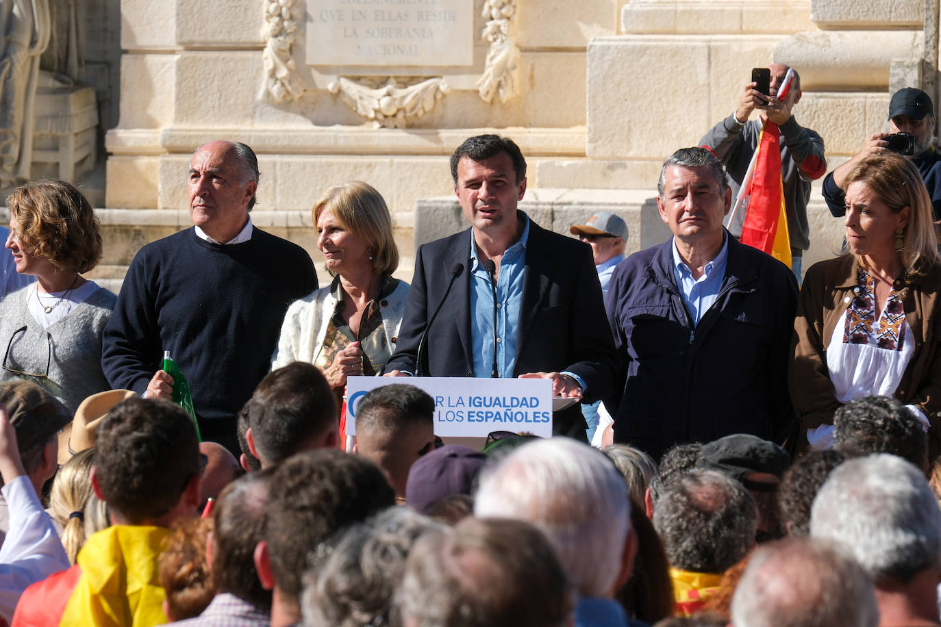 FOTOS: Concentración en el monumento a Las Cortes de 1812 en la plaza de España de Cádiz