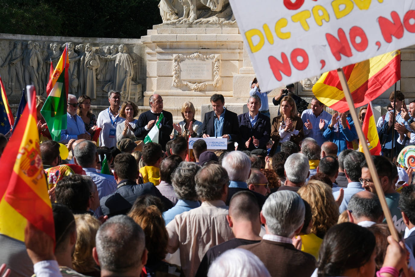 FOTOS: Concentración en el monumento a Las Cortes de 1812 en la plaza de España de Cádiz