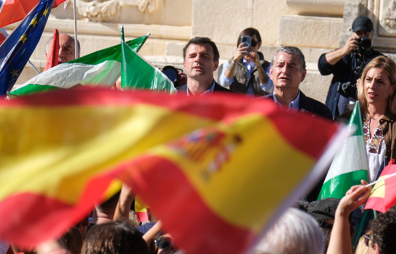 FOTOS: Concentración en el monumento a Las Cortes de 1812 en la plaza de España de Cádiz