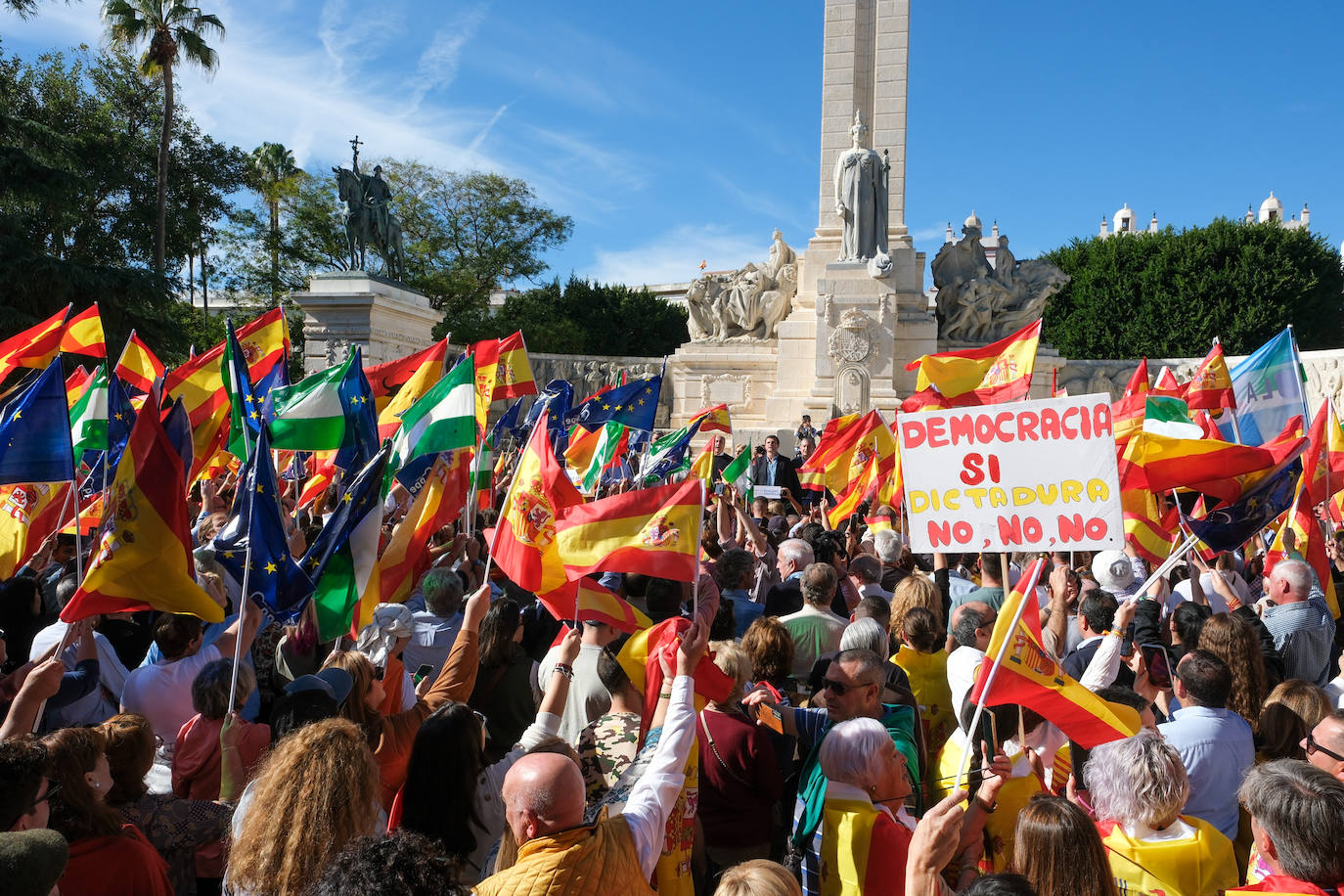 FOTOS: Concentración en el monumento a Las Cortes de 1812 en la plaza de España de Cádiz