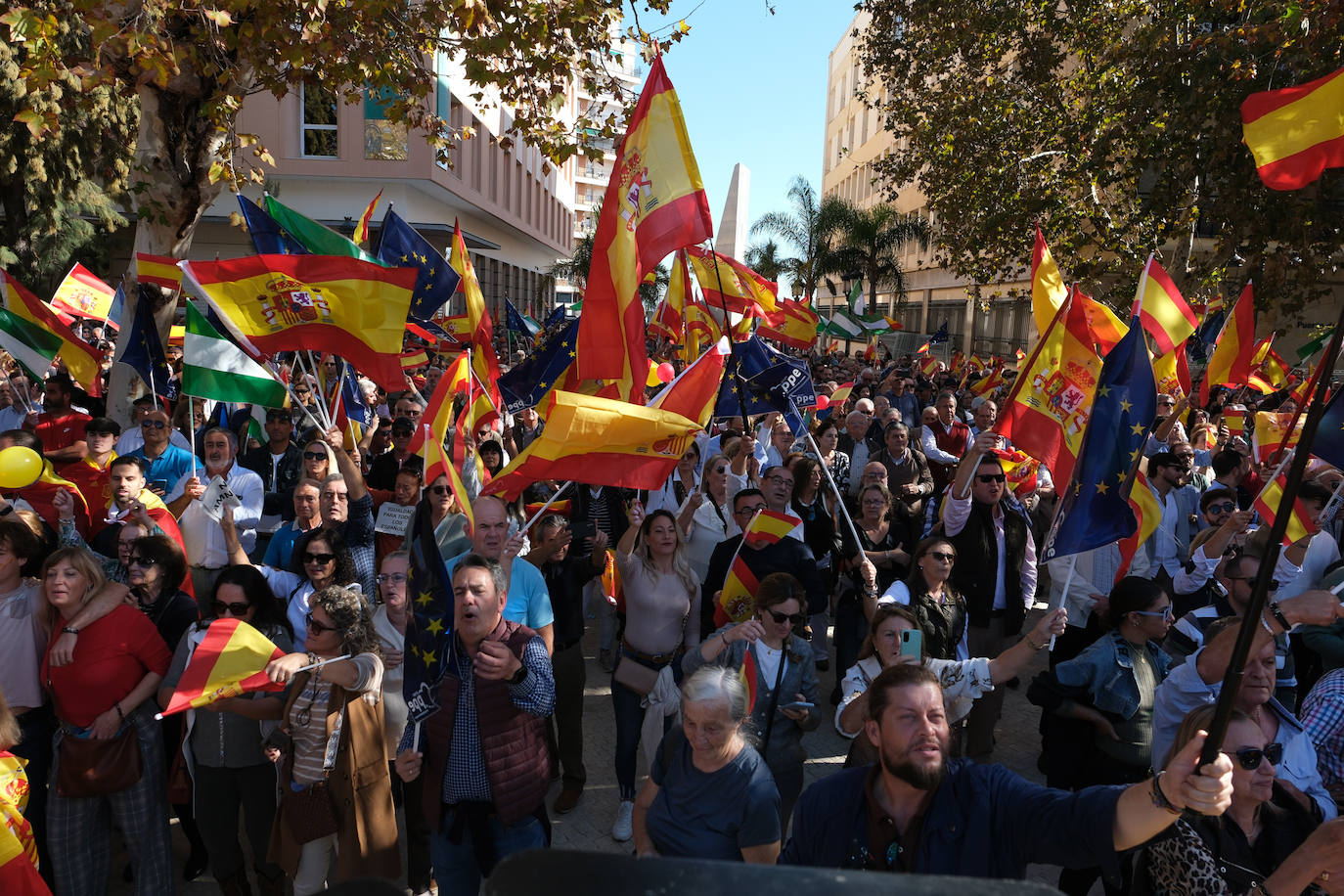 FOTOS: Concentración en el monumento a Las Cortes de 1812 en la plaza de España de Cádiz