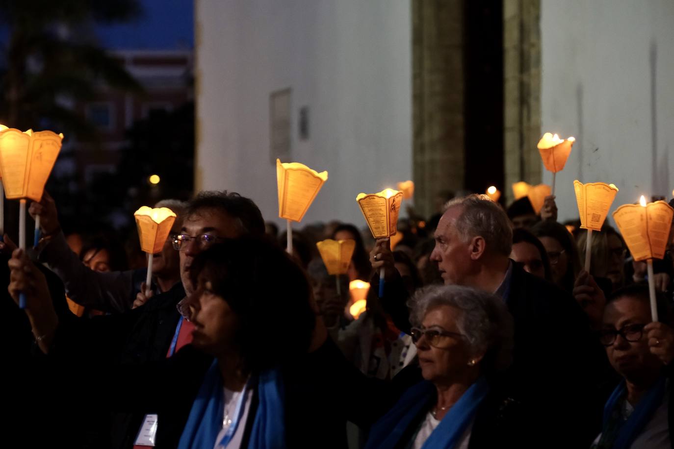 Procesión de antorchas con la Virgen de Lourdes por las calles de Cádiz