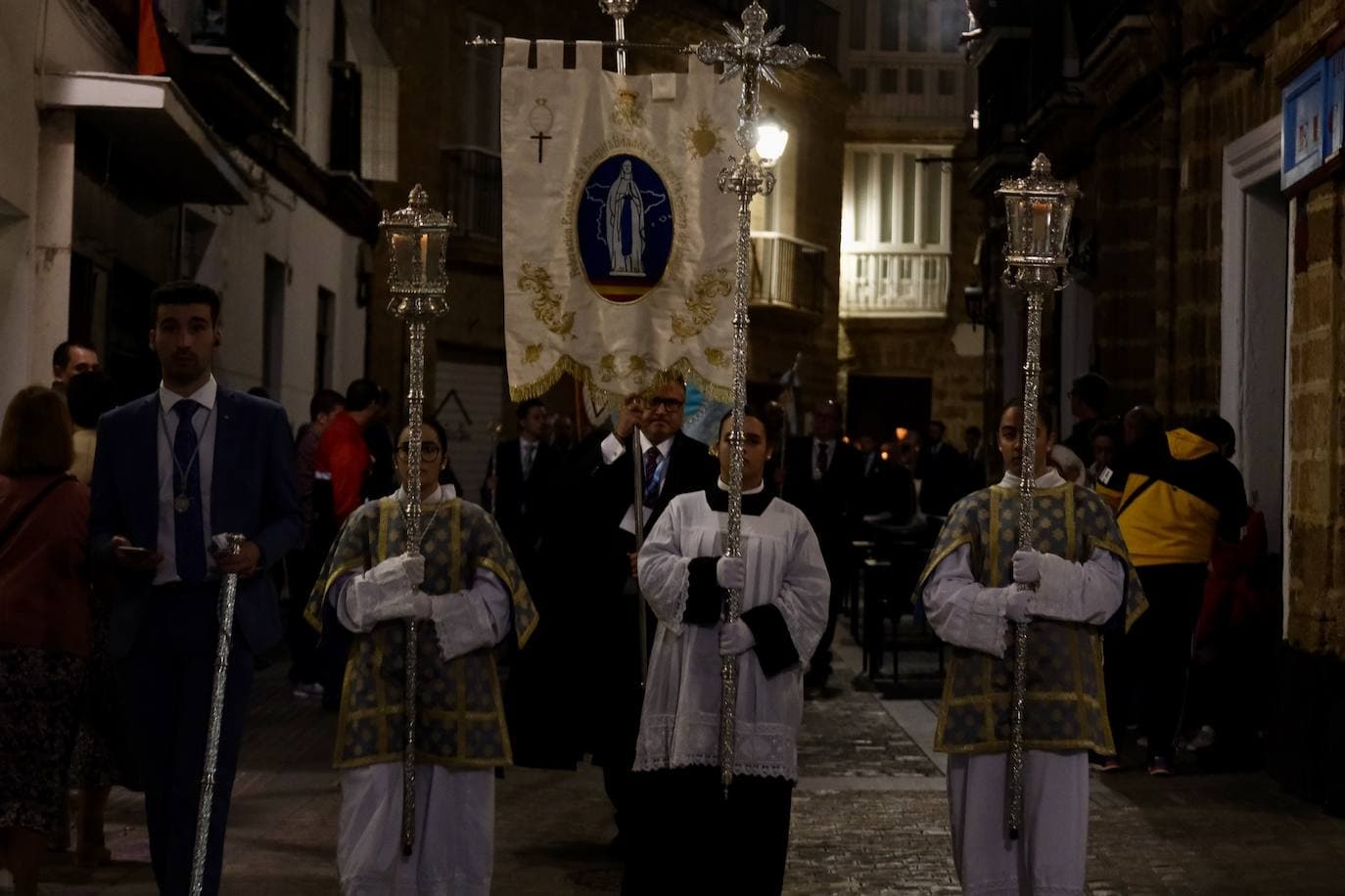 Procesión de antorchas con la Virgen de Lourdes por las calles de Cádiz