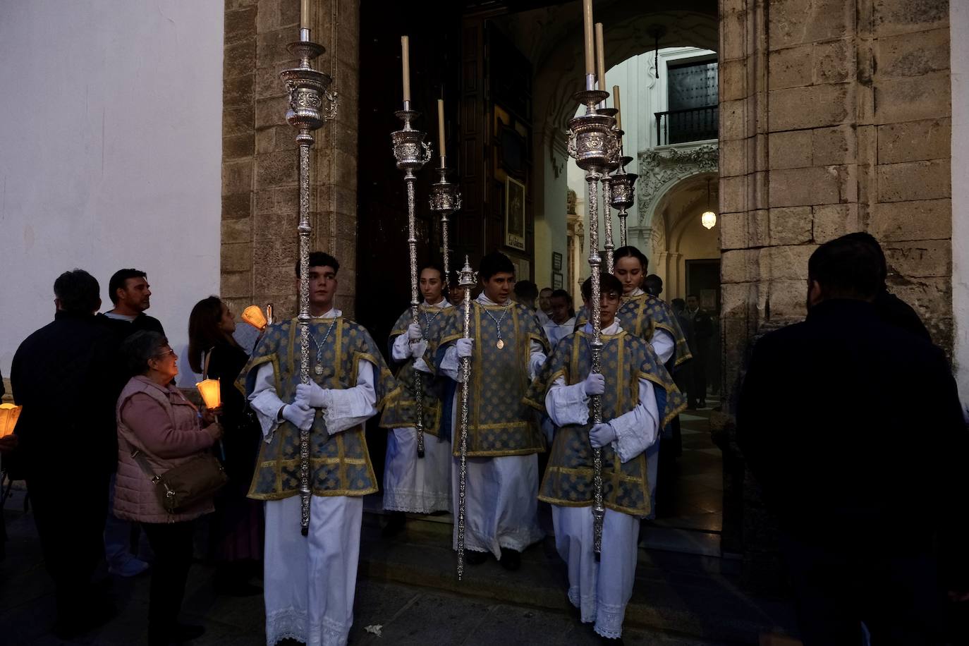 Procesión de antorchas con la Virgen de Lourdes por las calles de Cádiz