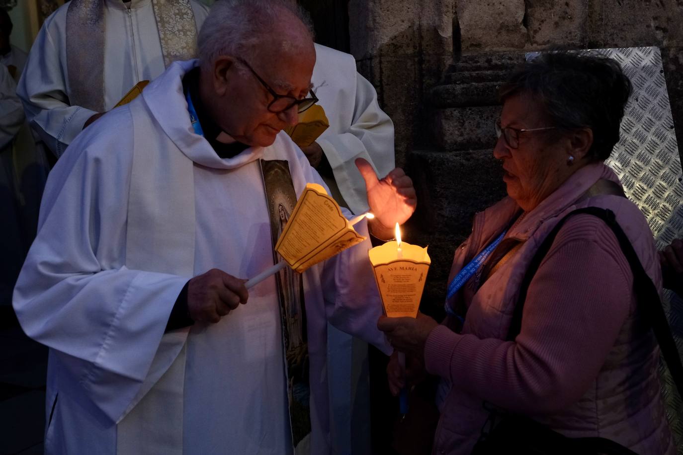 Procesión de antorchas con la Virgen de Lourdes por las calles de Cádiz