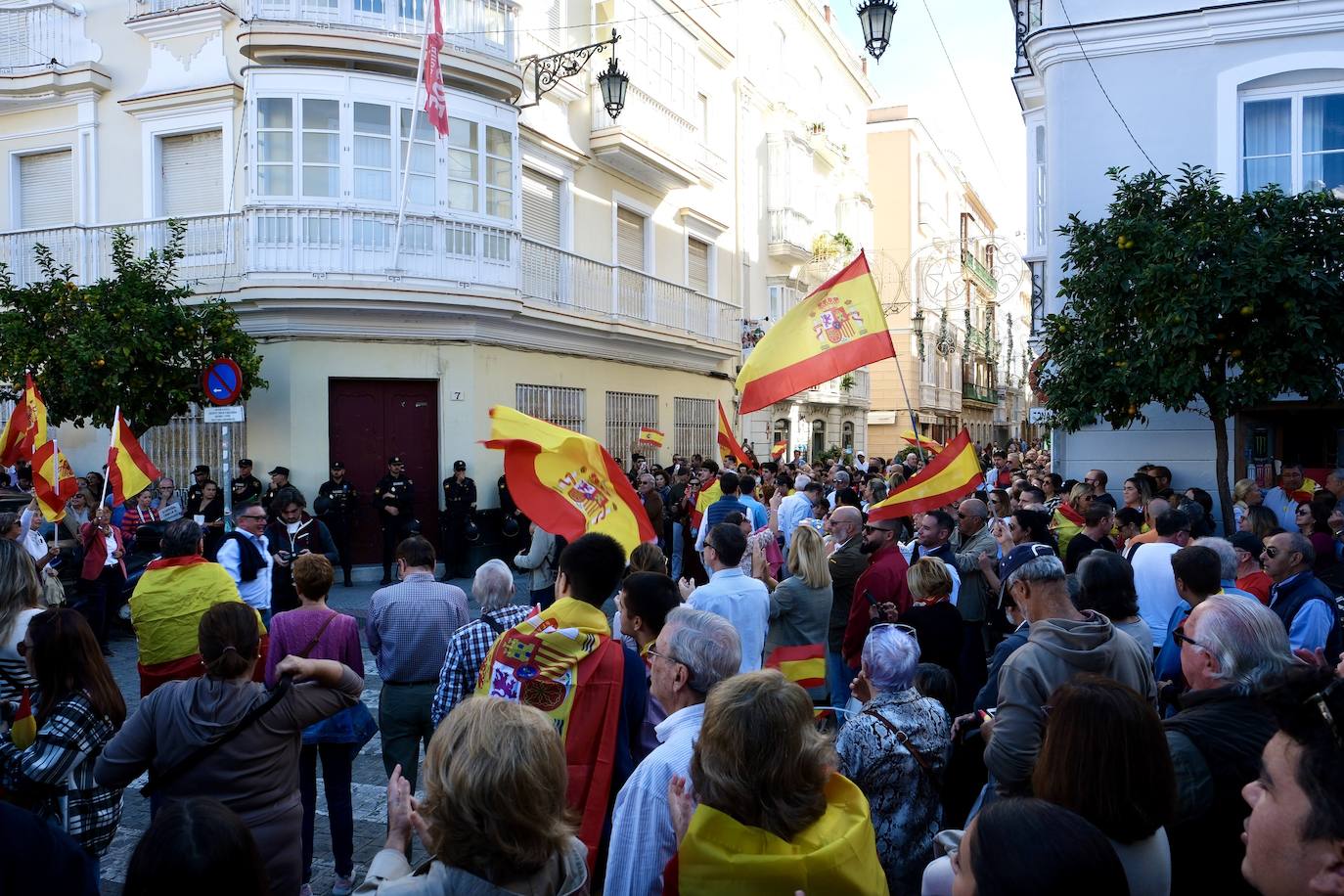 Las imágenes de las protestas contra la amnistía en la plaza de San Antonio, en Cádiz