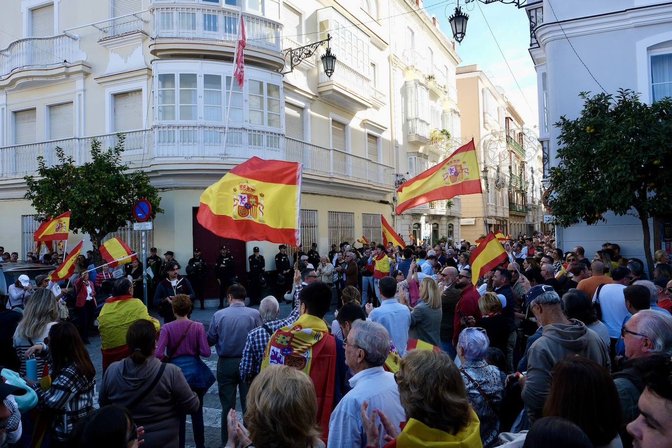 Las imágenes de las protestas contra la amnistía en la plaza de San Antonio, en Cádiz