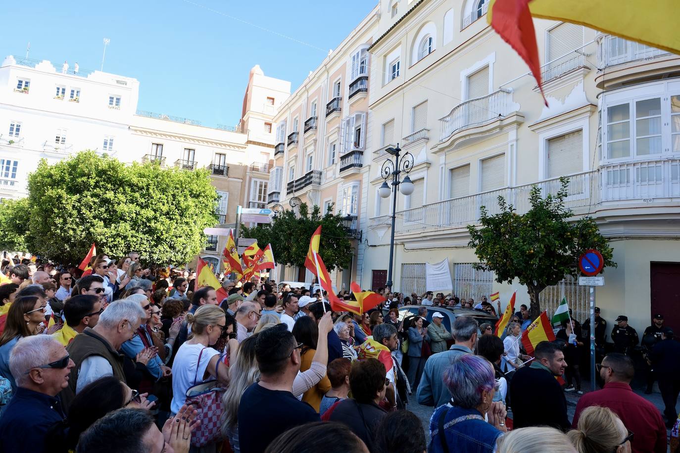 Las imágenes de las protestas contra la amnistía en la plaza de San Antonio, en Cádiz