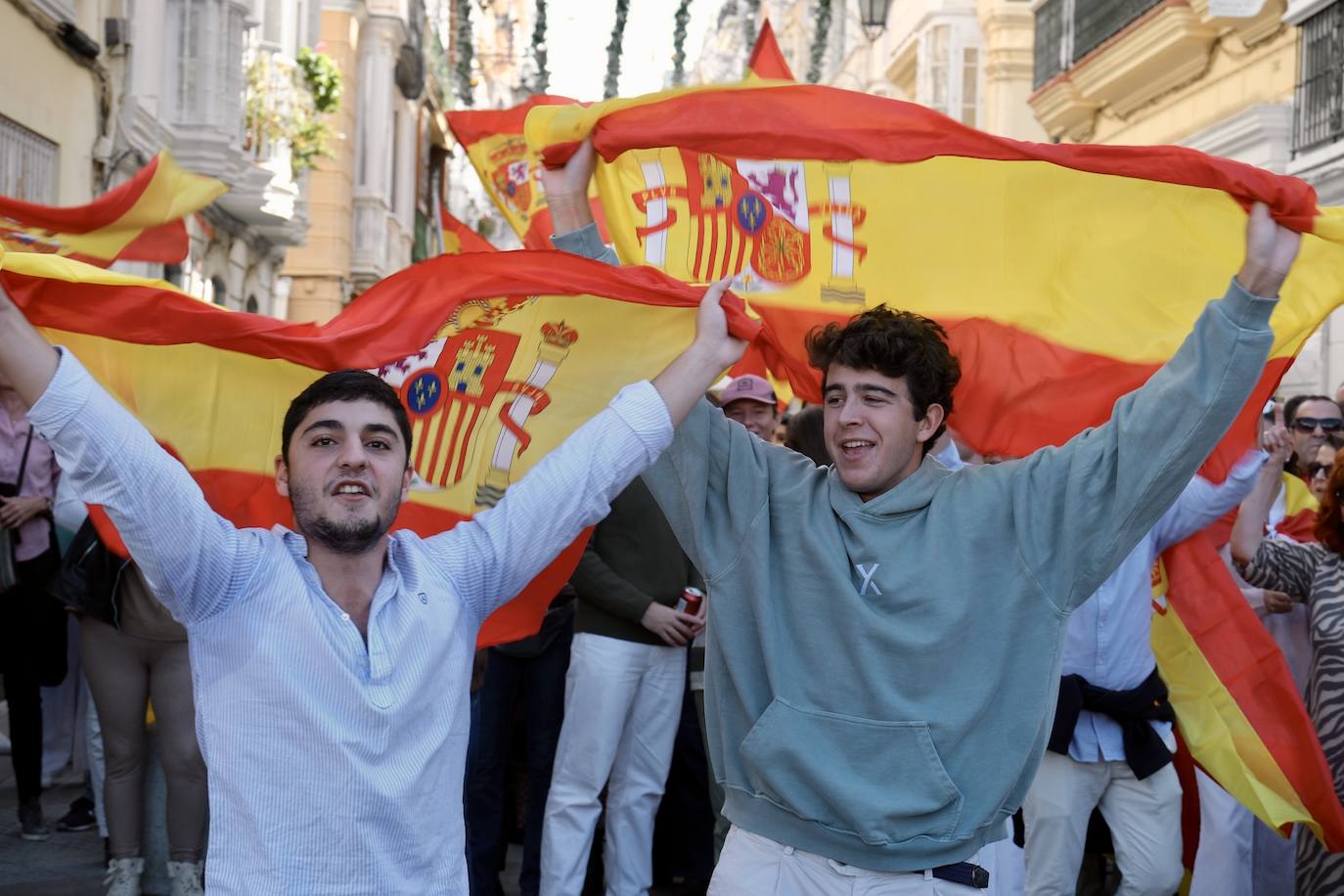 Las imágenes de las protestas contra la amnistía en la plaza de San Antonio, en Cádiz