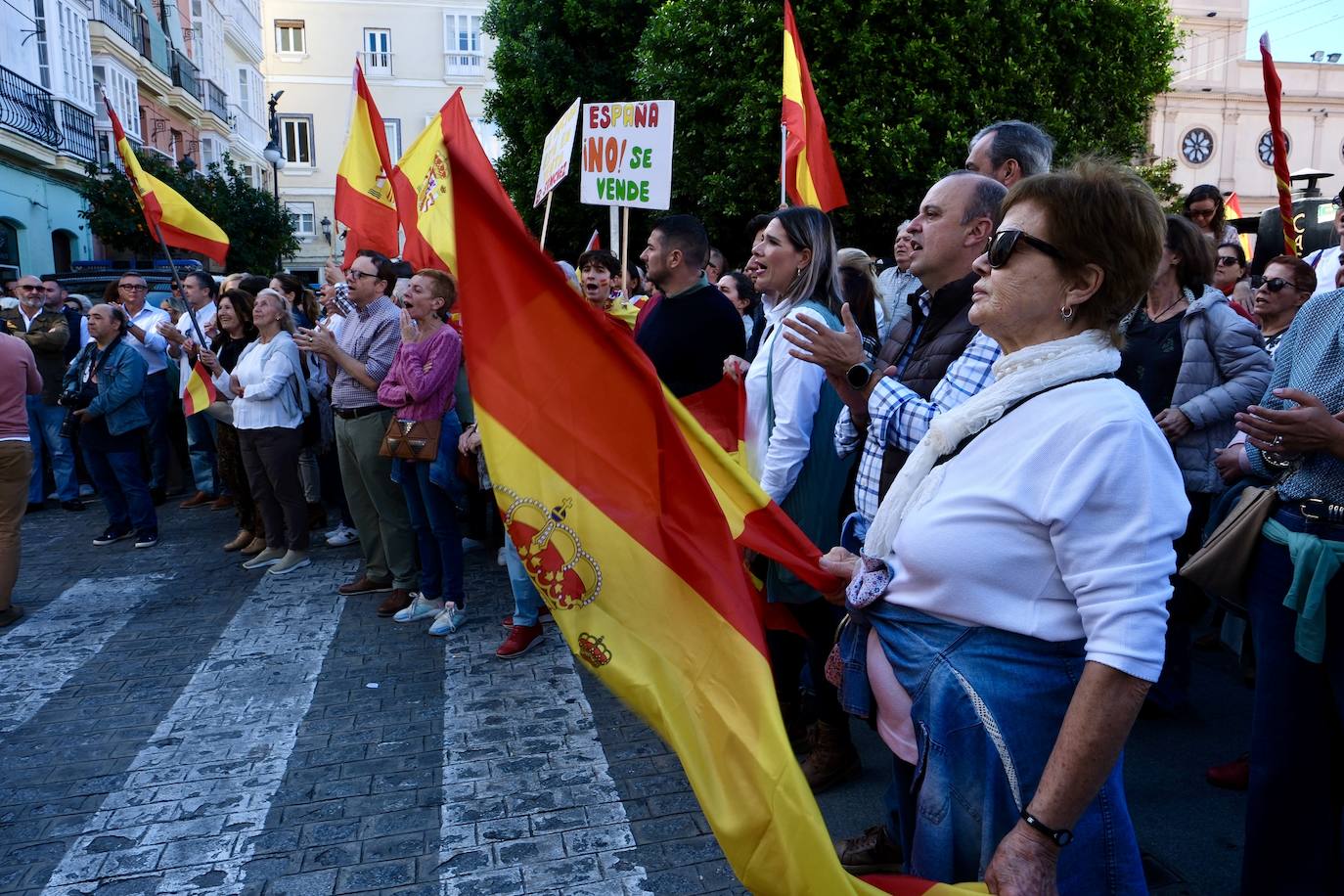 Las imágenes de las protestas contra la amnistía en la plaza de San Antonio, en Cádiz