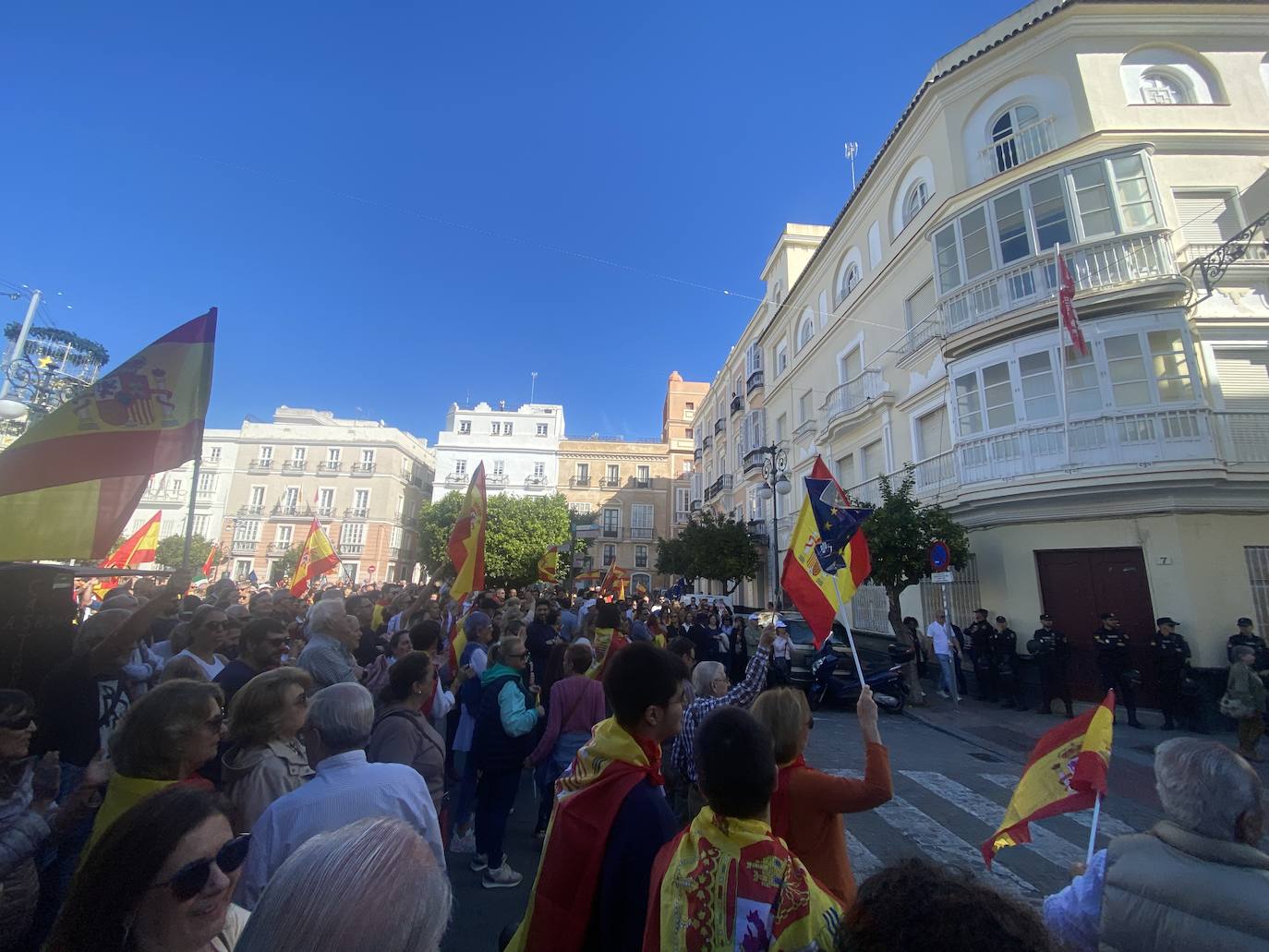 Las imágenes de las protestas contra la amnistía en la plaza de San Antonio, en Cádiz