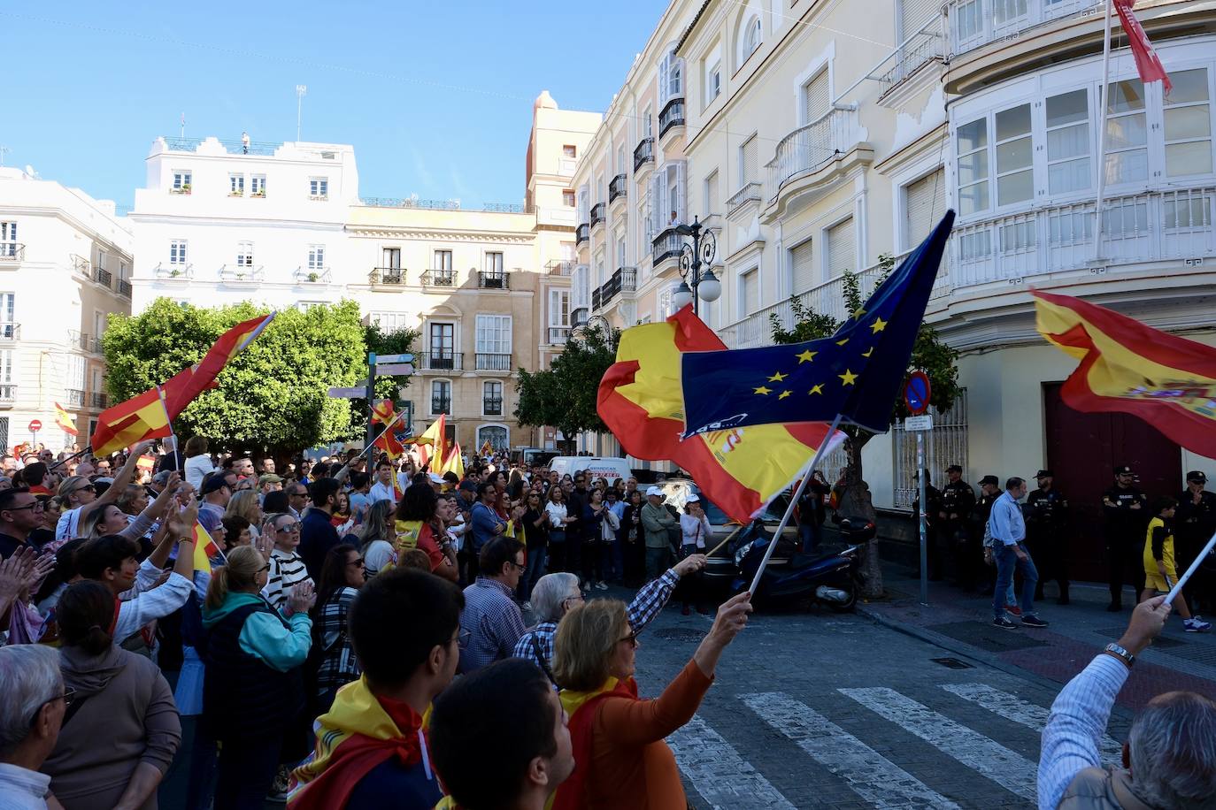 Las imágenes de las protestas contra la amnistía en la plaza de San Antonio, en Cádiz