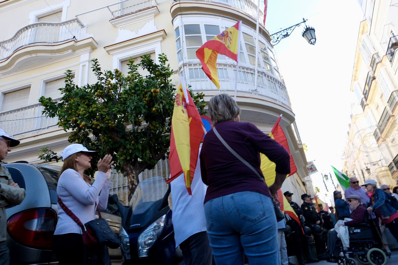 Las imágenes de las protestas contra la amnistía en la plaza de San Antonio, en Cádiz