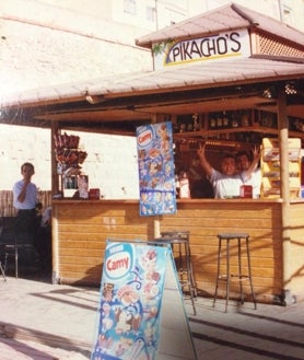 Imagen secundaria 2 - El chiringuito de Santa María del Mar ha pasado de ser un kiosco de chapa en los 80, a un clásico bar de madera en los 90 bajo el nombre de Pikachos al actual restaurante sobre la arena que es el Tirabuzón.