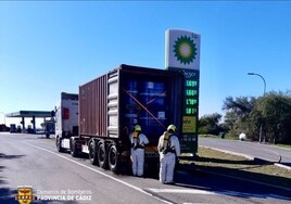 Alerta en la autopista Cádiz-Sevilla por la fuga en un bidón de un camión de mercancías peligrosas