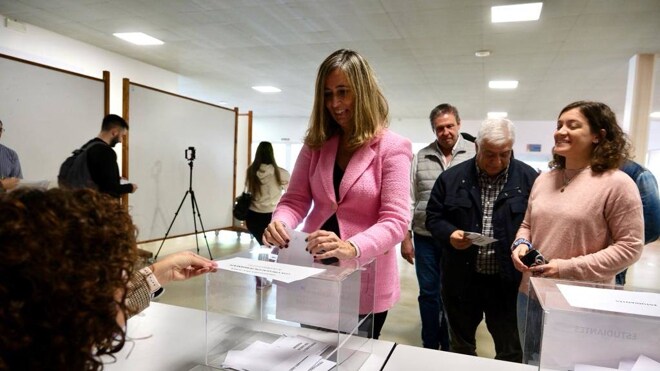 María Jesús Mosquera vota en las elecciones a rector de la UCA