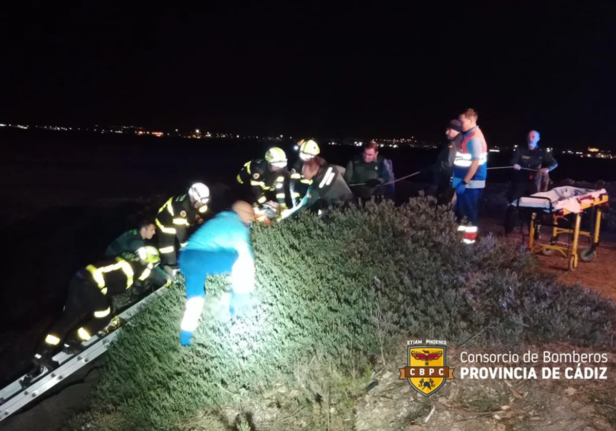 Rescatan en Chiclana a una persona que había caído a los esteros
