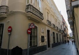 Los taxistas aplauden la apertura al tráfico de la calle Veedor y del Mentidero en Cádiz