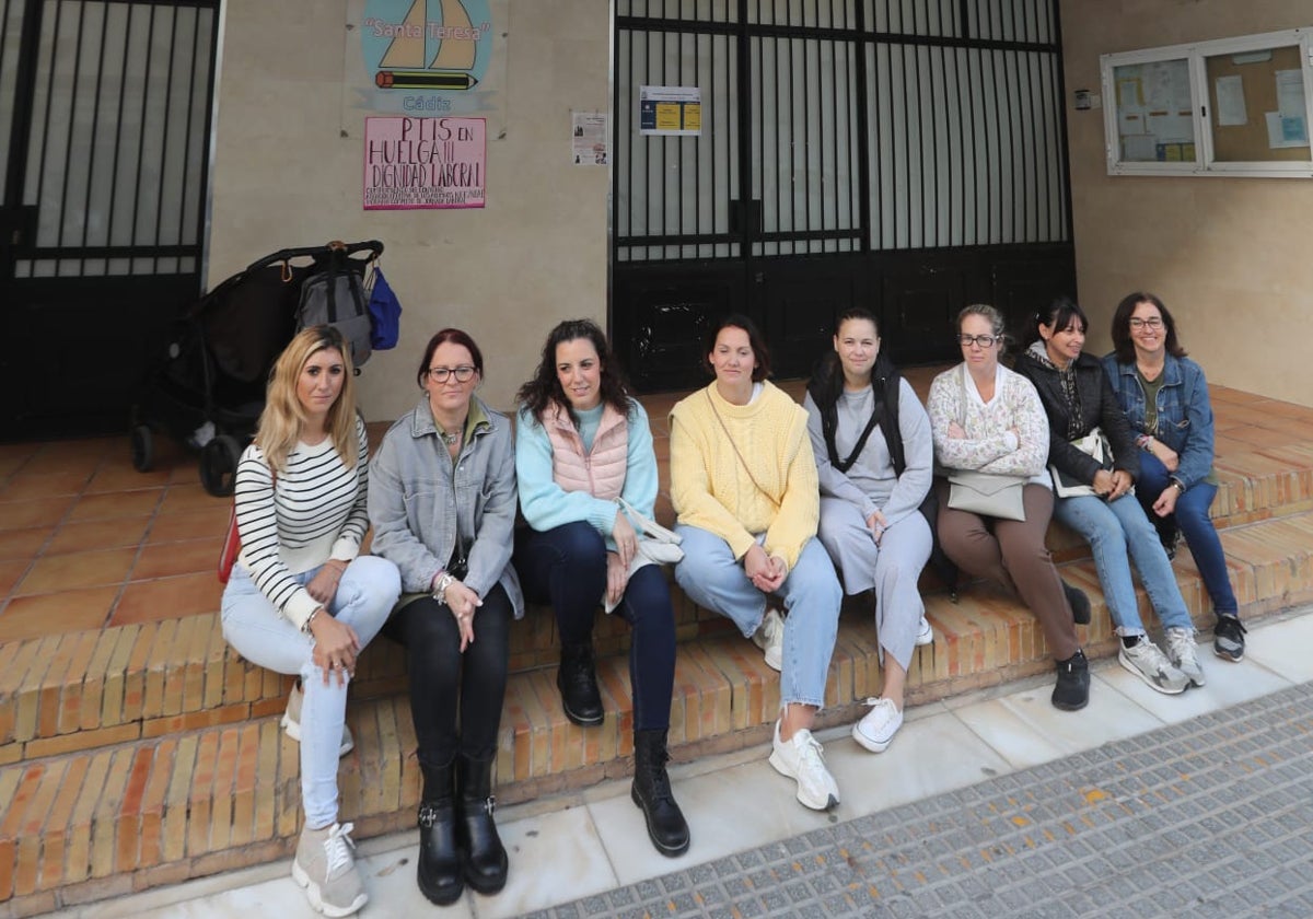 Un grupo de madres del colegio Santa Teresa, apoyando a la PTI del centro y velando por sus hijos.