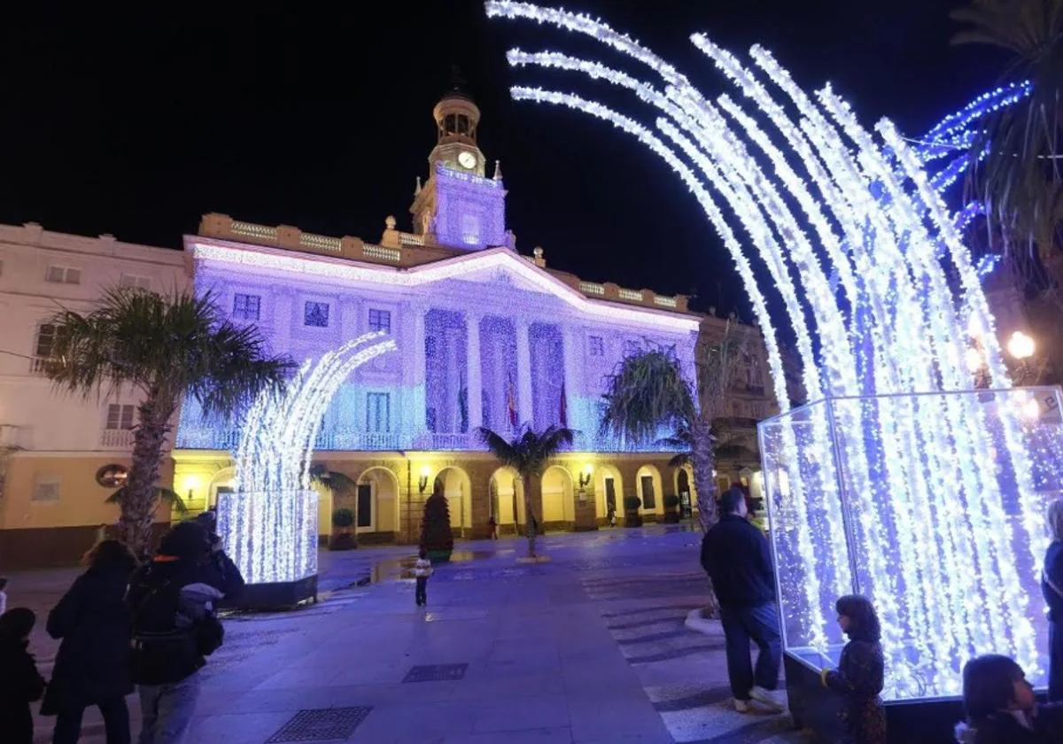 Luces de Navidad en la plaza de San Juan de Dios, en Cádiz