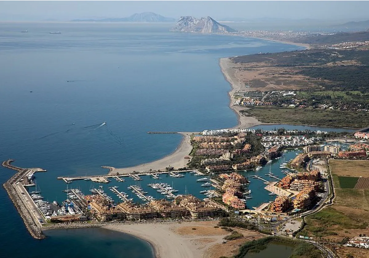 Imagen del puerto de Sotogrande con Gibraltar al fondo